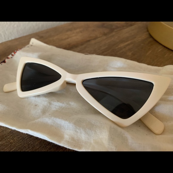 ❌SOLD❌ Sunglasses - Picture 3 of 3